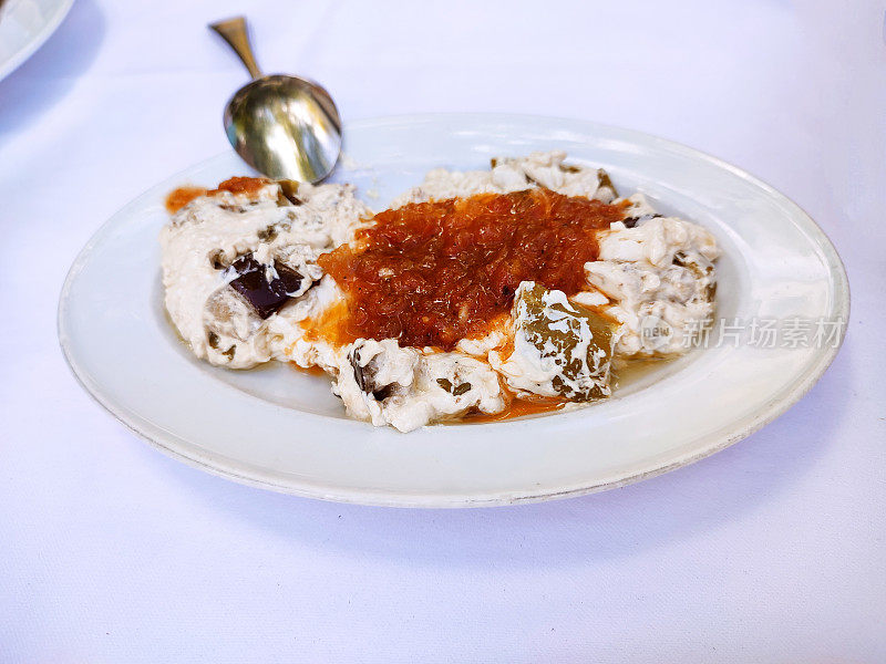 传统的土耳其沙舒卡开胃菜在伊斯坦布尔火鸡