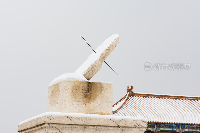 北京故宫日晷在下雪