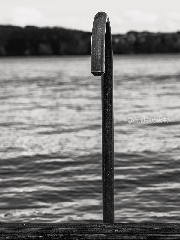 贝尔湖防波堤上的出口辅助装置的把手和杆子