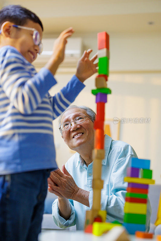 男人和男孩一起搭积木