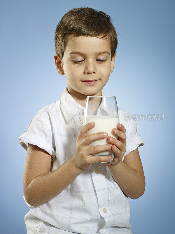 可爱的孩子喝牛奶