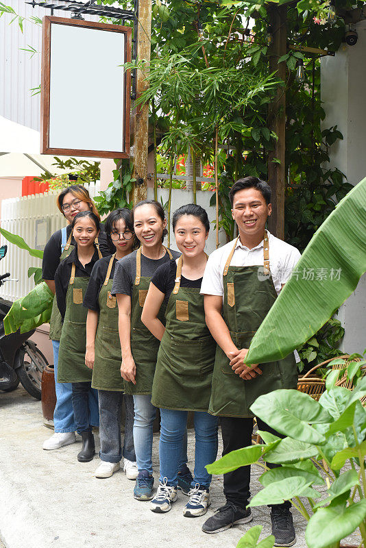 越南咖啡店团队微笑着站在一起对着一家咖啡馆