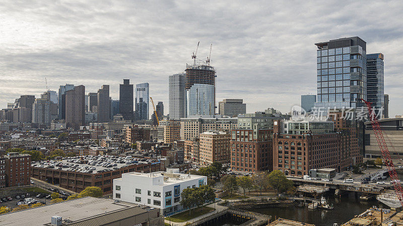 波士顿码头，可以看到现代公寓和在建的新房子。