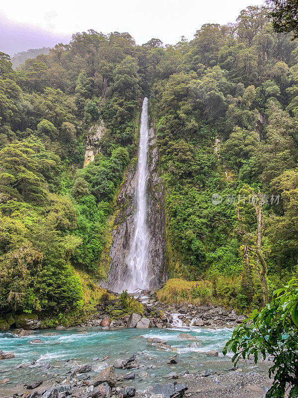 雷溪瀑布，哈斯山口，阿斯帕灵山国家公园在西海岸，新西兰