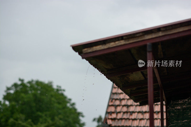 雨水落在屋顶上