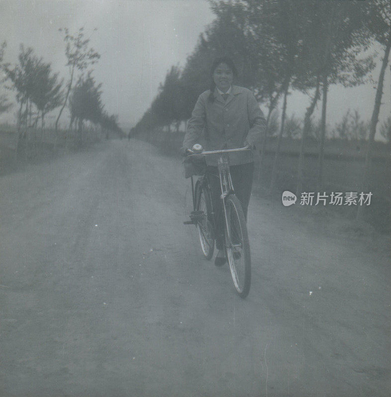 70年代中国女孩的生活方式单色老照片