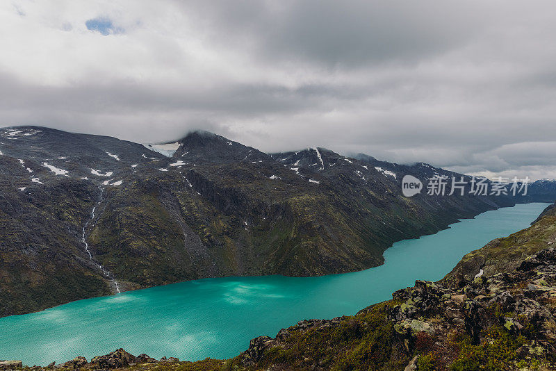 在挪威约顿海门国家公园，山脊和水晶蓝色的冰川湖的戏剧性景色