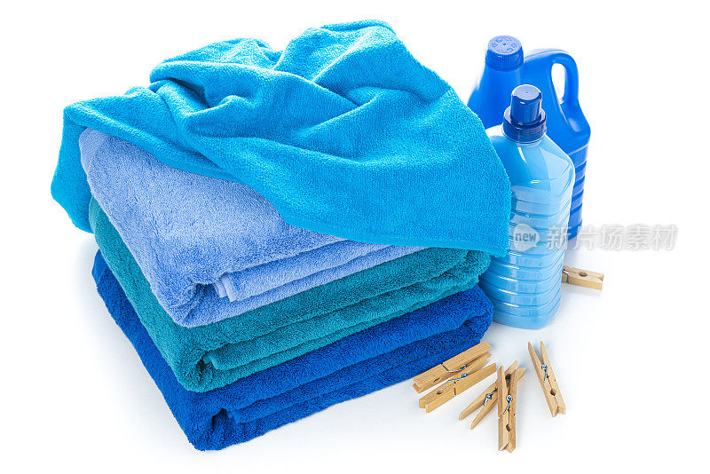 蓝色毛巾，洗衣粉和柔顺剂，白色背景