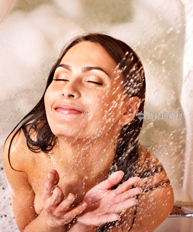 女人洗泡泡浴