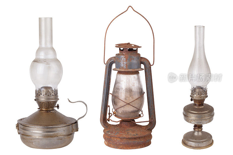三盏古董煤油灯孤立在白色的背景上