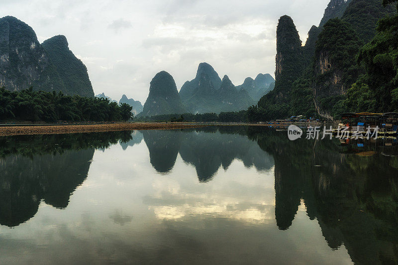 清晨的日出越过漓江