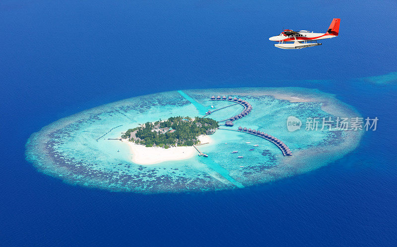 海上飞机在马尔代夫群岛上空飞行