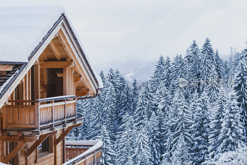 冬天山上的木屋