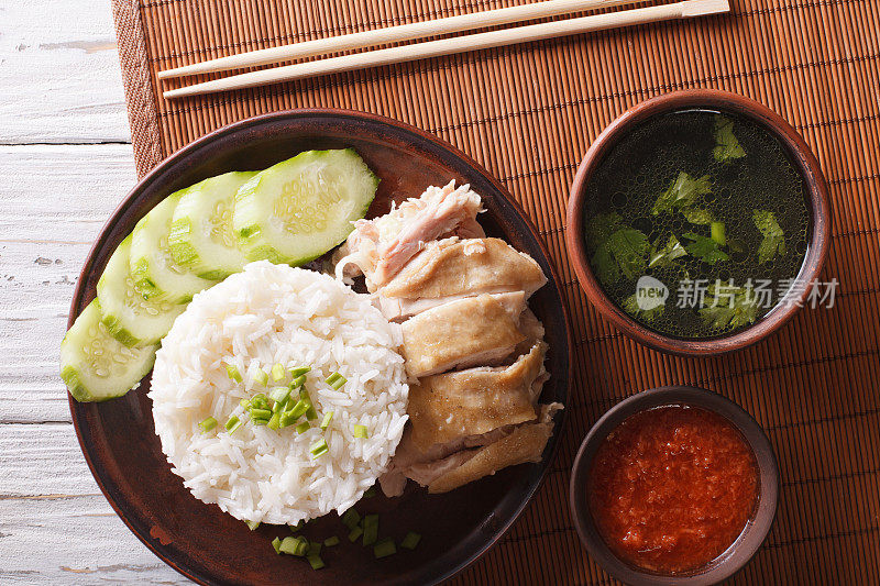 海南鸡饭，辣椒酱和清汤特写