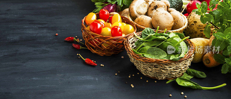 健康的生物蔬菜搭配樱桃番茄，蘑菇，菠菜和香料