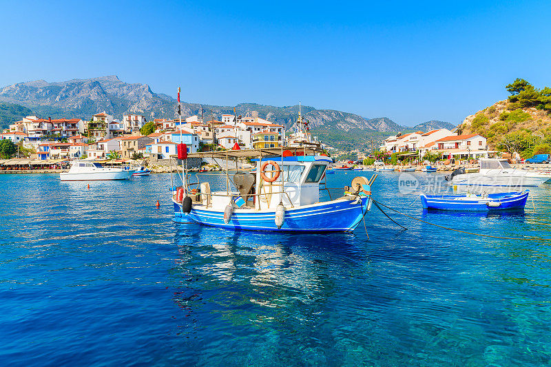 希腊萨摩斯岛Kokkari港典型的蓝白相间的渔船
