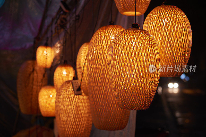 会安古镇的老街上，灯火通明，被联合国教科文组织列为世界遗产。越南。