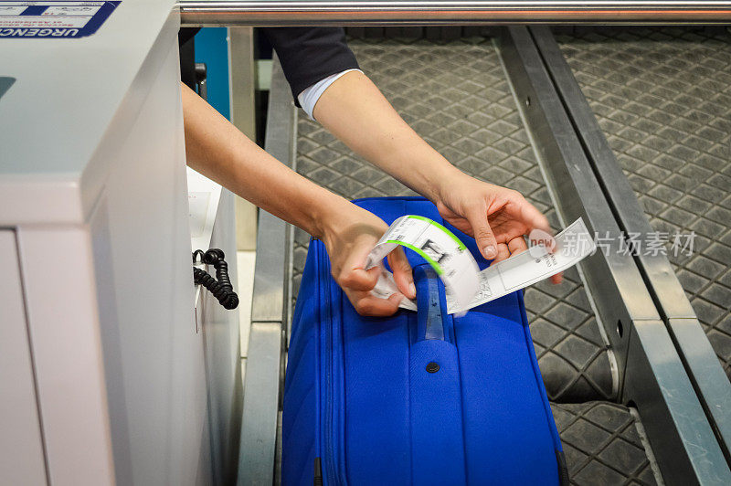 办理登机手续的员工会贴上行李标签