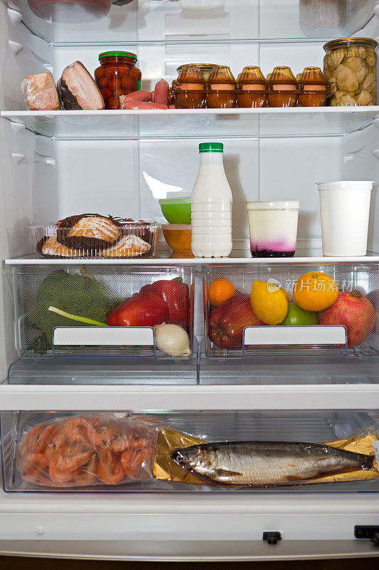 家用冰箱里装满了各种各样的食物