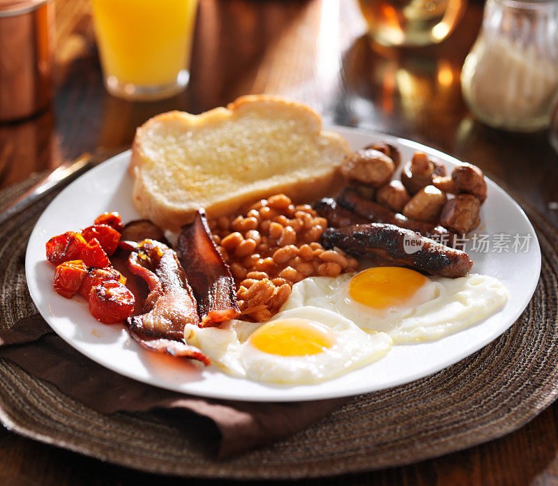 英式早餐，有鸡蛋，西红柿，蘑菇，培根，豆子，