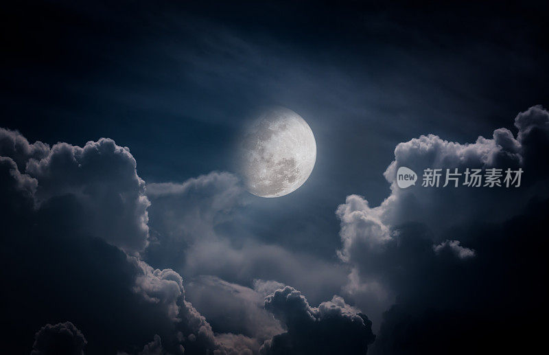 乌云密布的夜空，满月会成为绝佳的背景。