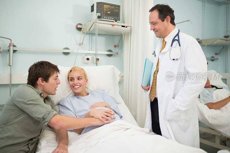产科医生与病人及其丈夫谈话