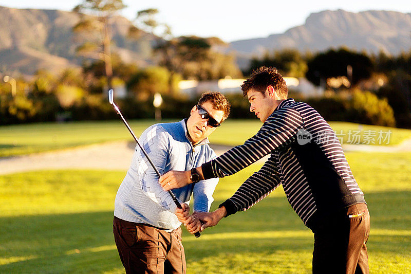 高尔夫课:年轻教练纠正高尔夫球手的挥杆