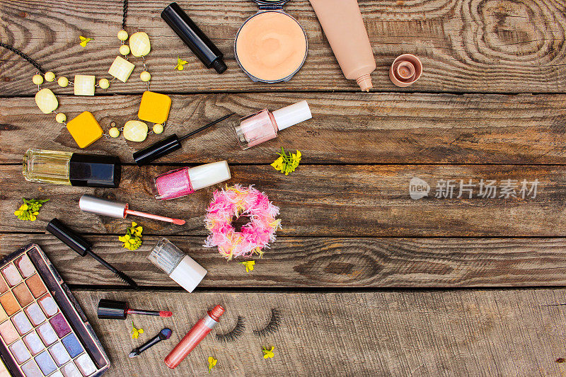 化妆品:睫毛膏、珠子、假睫毛、遮瑕膏、指甲油、香水、眼线笔、