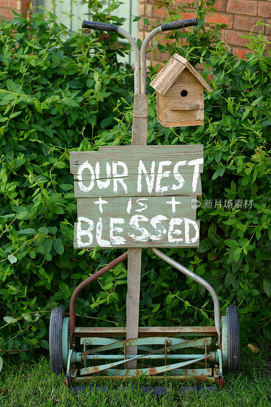 圣巢:带有标志和鸟窝的老式割草机