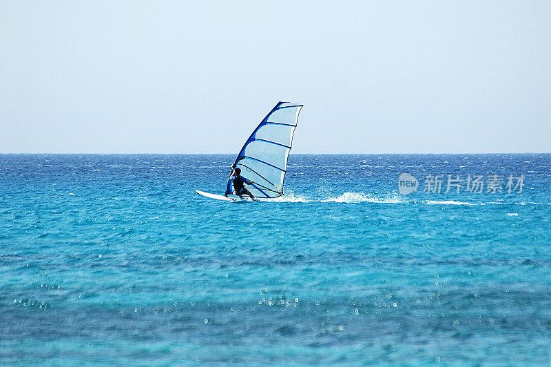 在蓝色的大海里冲浪