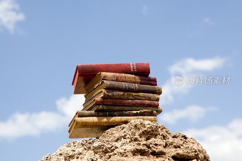 岩石上的宗教旧书堆