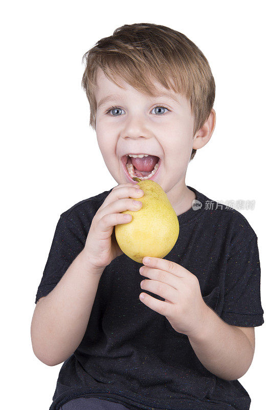 可爱的男孩吃梨