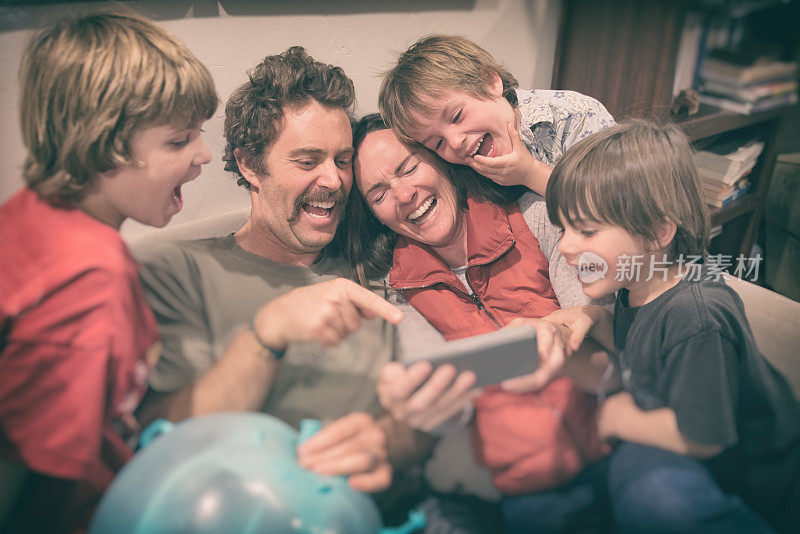 家人玩有趣的手机应用程序，一边笑