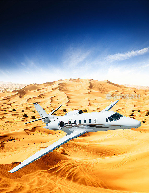 私人飞机飞越沙漠