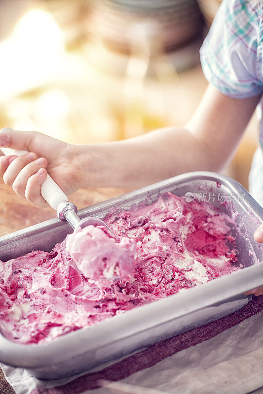 小女孩自制草莓冰淇淋