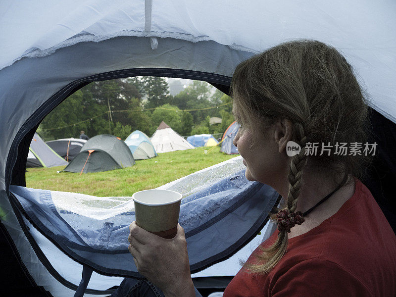 雨中露营