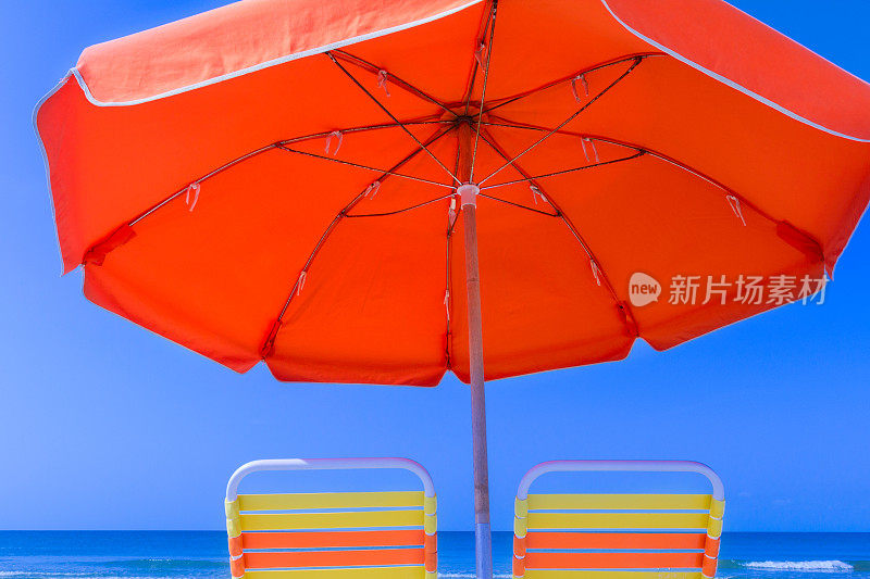 带伞的沙滩椅