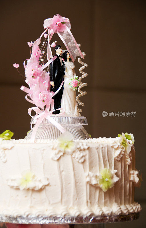 婚礼蛋糕和装饰雕像