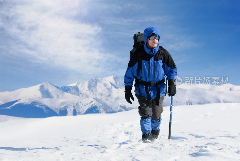 身后有山脉的登山家