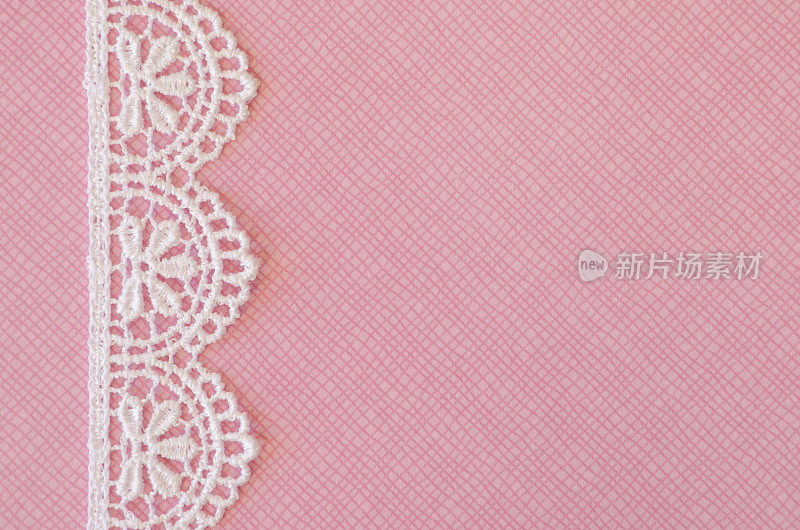 粉色纸与白色花边边界