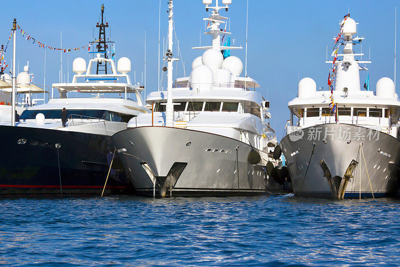 三艘现代私人豪华游艇在摩纳哥码头复制空间
