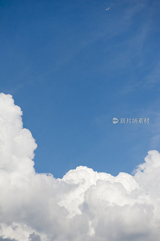 看着天空的云朵和一架飞行的飞机