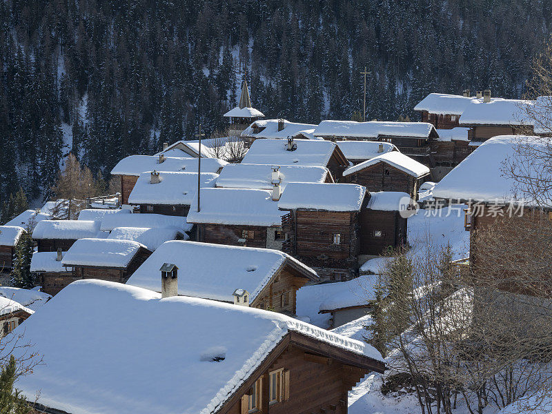 雪覆盖的瑞士高山小屋和村庄