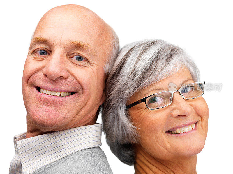 一对快乐的退休夫妇在白色的背景下一起微笑