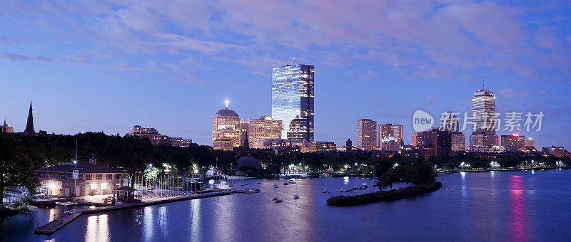 波士顿和查尔斯河城市的夜空美国
