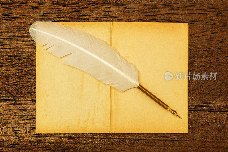 经典羽毛笔在空白笔记本上