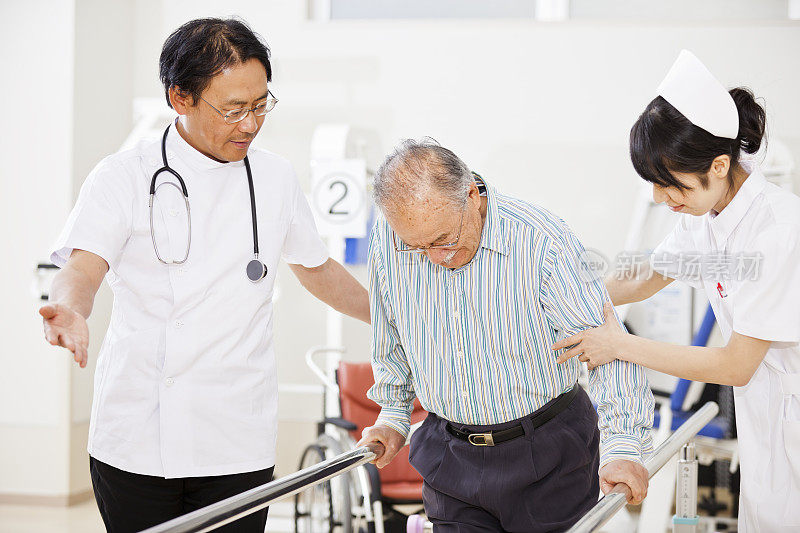 日本医生和护士培训高级男子双杠