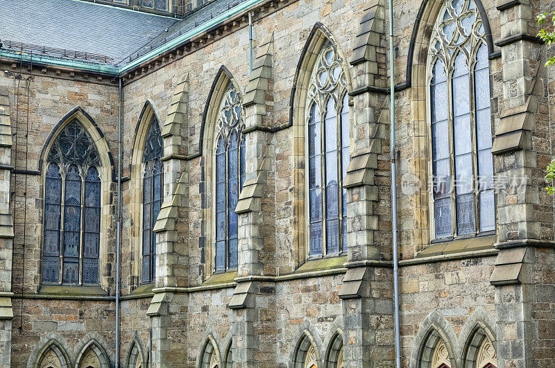 具有尖拱窗和铜喷口的历史波士顿教堂