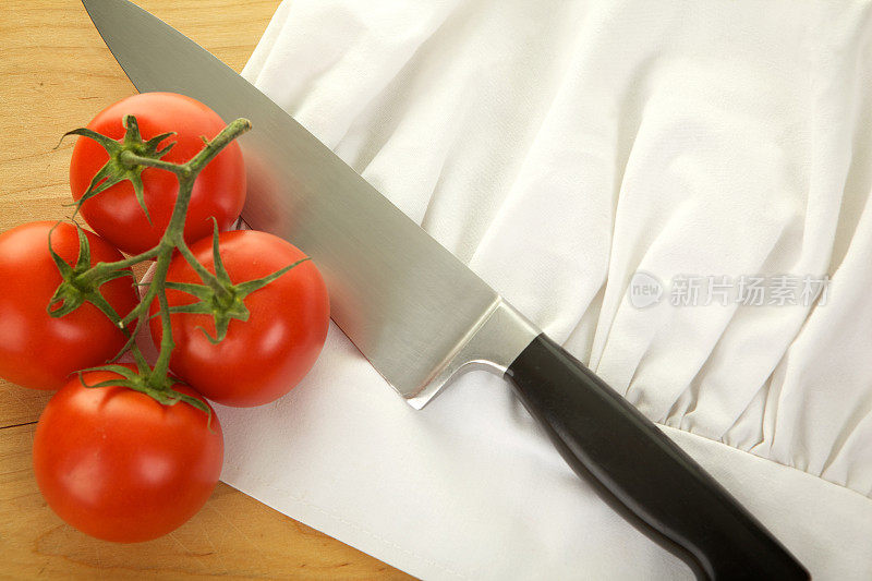 切板与厨师帽刀和番茄背景