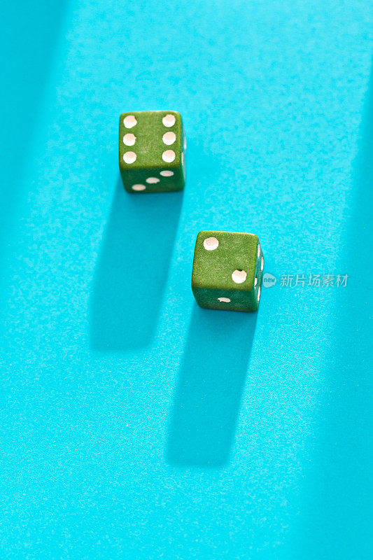 绿色骰子在蓝色背景下显示8分